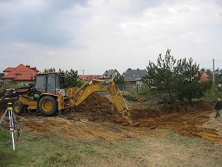 Wynajem koparko-ładowarki do kopania ław fundamentowych, niwelacji, nawiezienia ziemi, rozbiórek, odśnieżania itp.